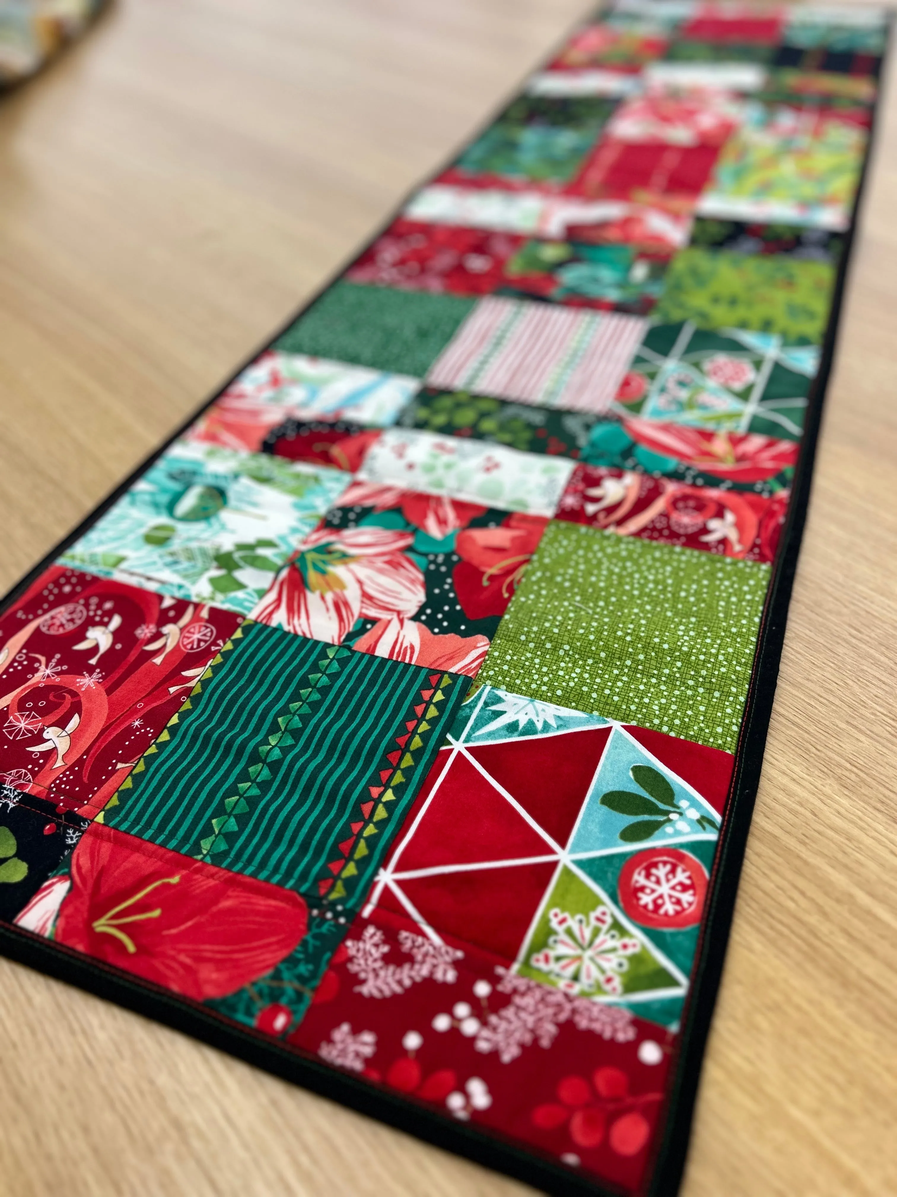 WINTERLY TABLE RUNNER